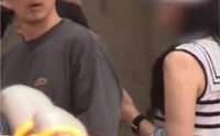 知名男星被曝新恋情逛街拍女友好亲昵手机屏保早已露端倪